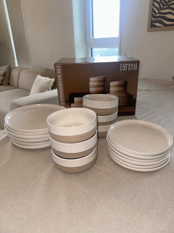 Action servies 18 delig set off white