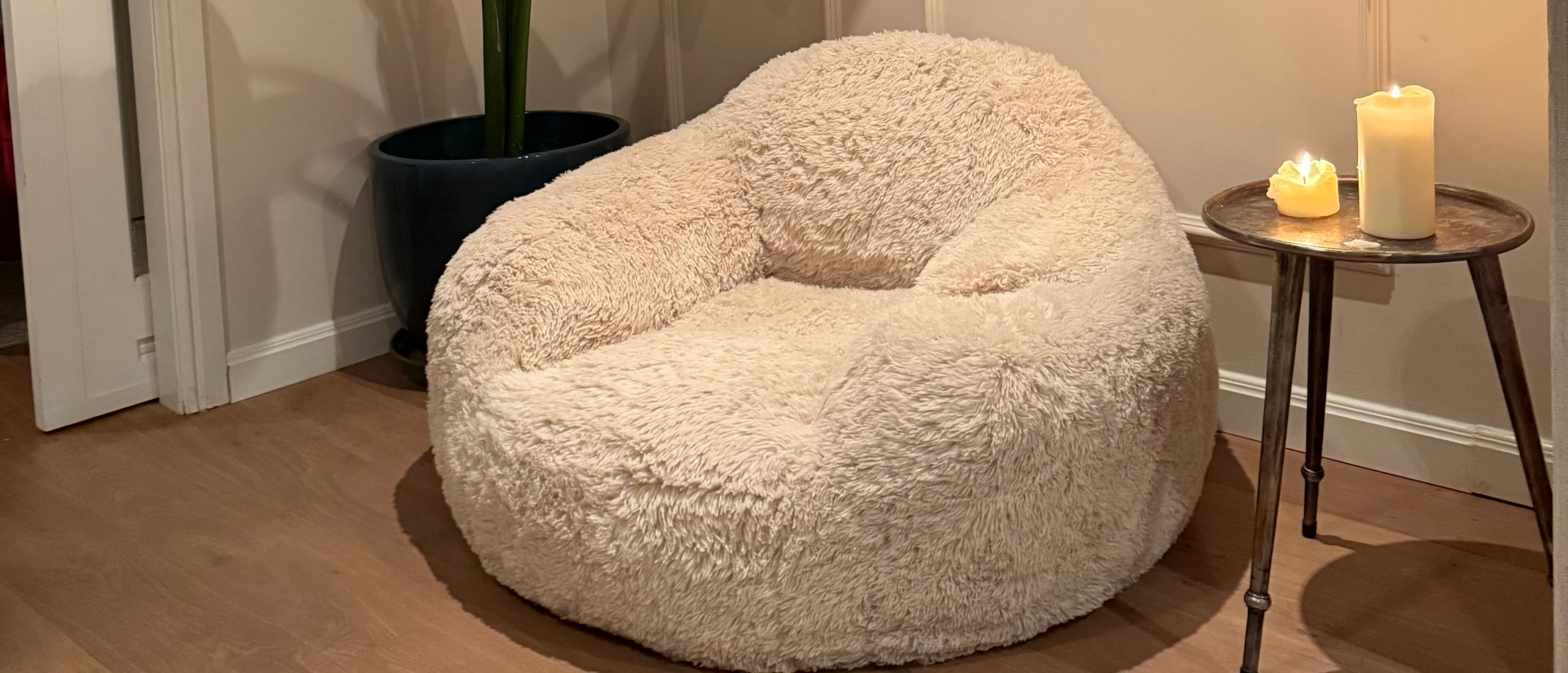 Deze faux fur loungestoel van Action lijkt op een designstuk