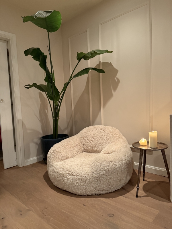 Action loungestoel faux fur: fluffy fauteuil voor € 89,95 Action loungestoel faux fur in beige fluffy stof in een cosy woonkamer