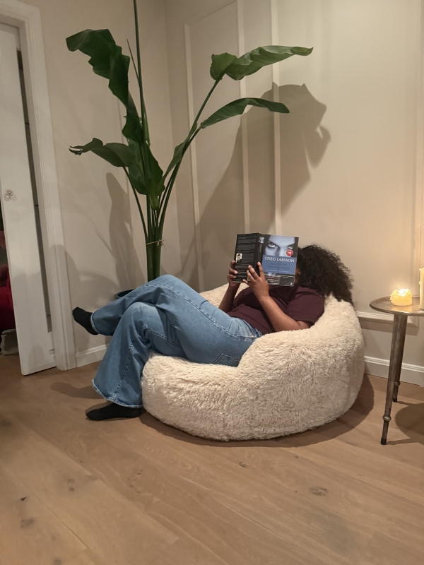 Action loungestoel faux fur: fluffy fauteuil voor € 89,95 Zachte faux fur fauteuil van Action met lage zithoogte en brede zitting