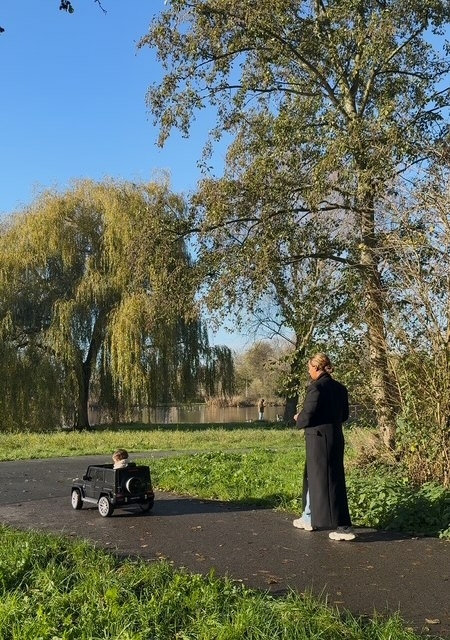 Kind rijdt in elektrische Mercedes kinderauto van Action buiten Kind met oudercontrole in Mercedes kinderauto via afstandsbediening
