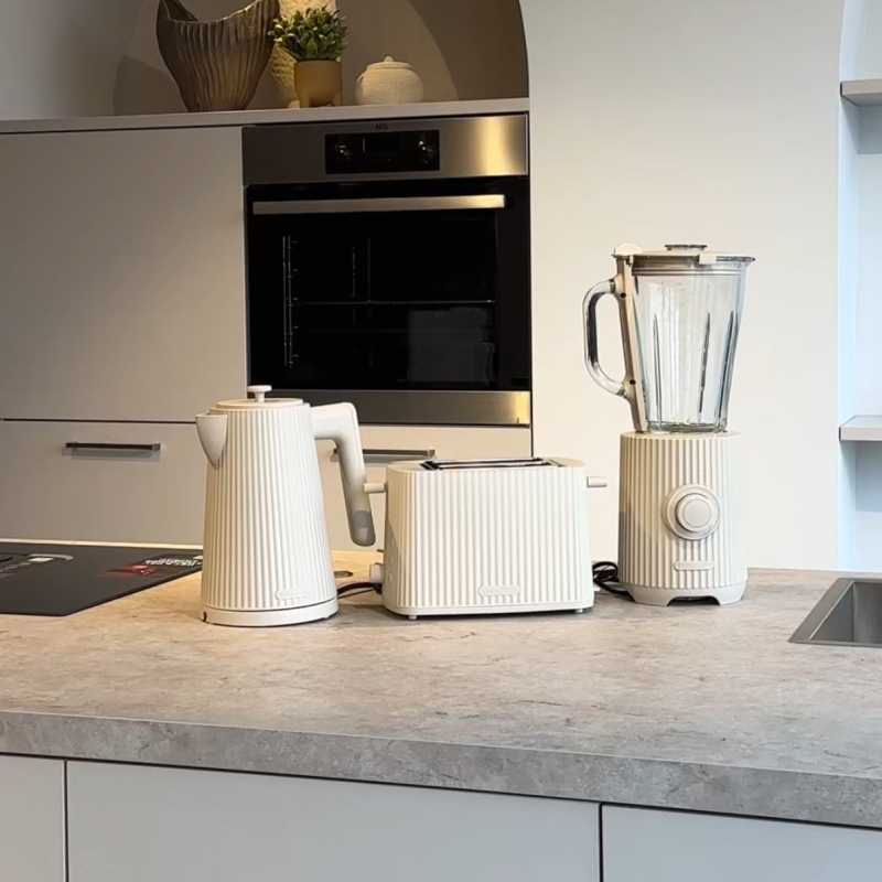 Alessi Plissé dupe Lidl Beige plissé keukenapparaten van Lidl samen op het aanrecht als Alessi Plissé dupe.