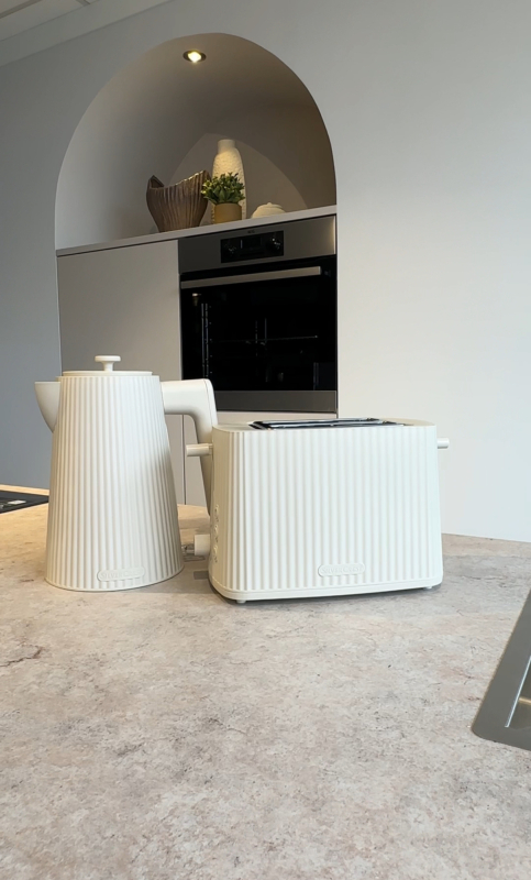 Plissé keukenapparaten Lidl beige Beige plissé broodrooster van Lidl als Alessi Plissé dupe met verticale groeven en minimalistisch design.