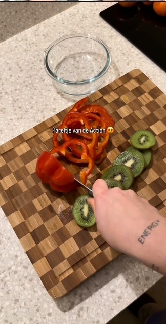 Detail van de Action schaak snijplank met grafisch schaakbordpatroon van bamboe