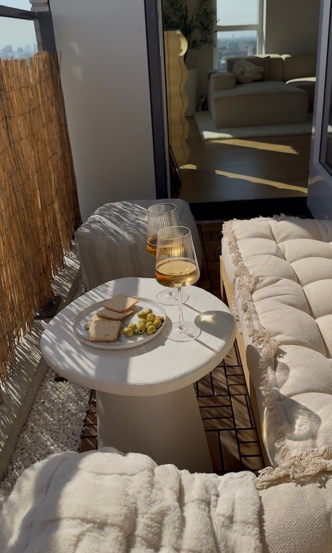 Action palletbank als loungeset op het balkon Action palletbank als lounge gestijld met bijzettafel en plaid