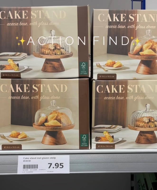 akestand van Action met houten voet en glazen stolp op tafel