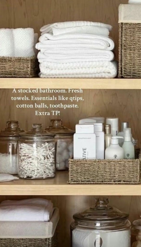 Huurdersproof opbergoplossing in een kleine badkamer met smalle kolomkast en accessoires die je kunt meenemen