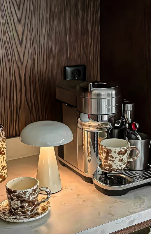 Koffiecorner met koffieapparaat en koffiekopje in keuken