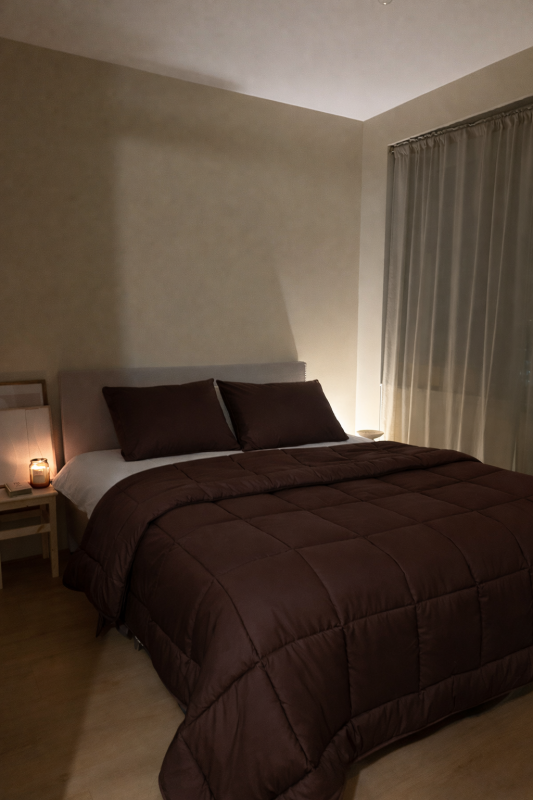 Lazy All in one dekbed in donker bruin in slaapkamer