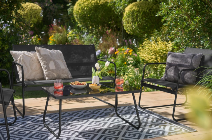 Goedkope loungeset van Lidl met zwart frame en glazen tafel voor buiten