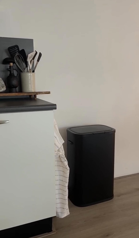 Prullenbak Action mat zwart in de keuken