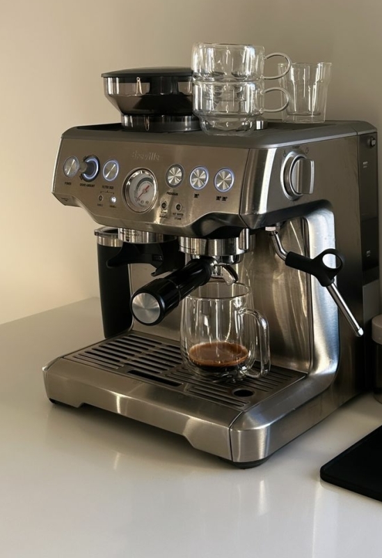 Sage Barista Express Stainless Steel espresso machine in keuken