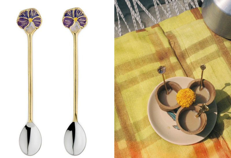 Set mooie koffielepeltjes gestyled op een houten plankje bij koffie accessoires