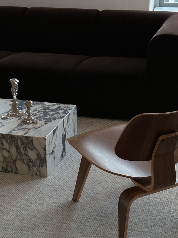 De donkerbruine Ikea Stockholm 2025 bank fluweel alhamn