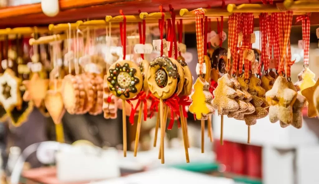 Close-up van koekjes bij de kerstmarkt in Valkenburg