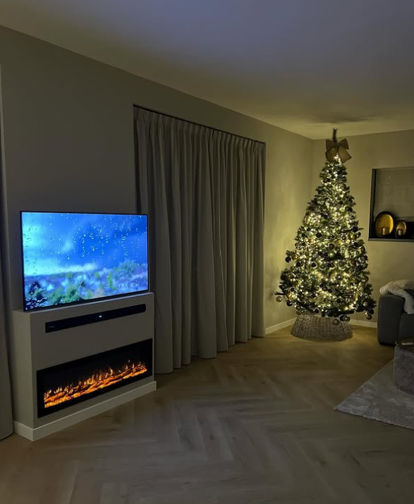 XXL kunstkerstboom van Action in moderne woonkamer met warme kerstverlichting