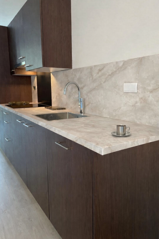 Mooie gewarpte keuken in walnoot kleur