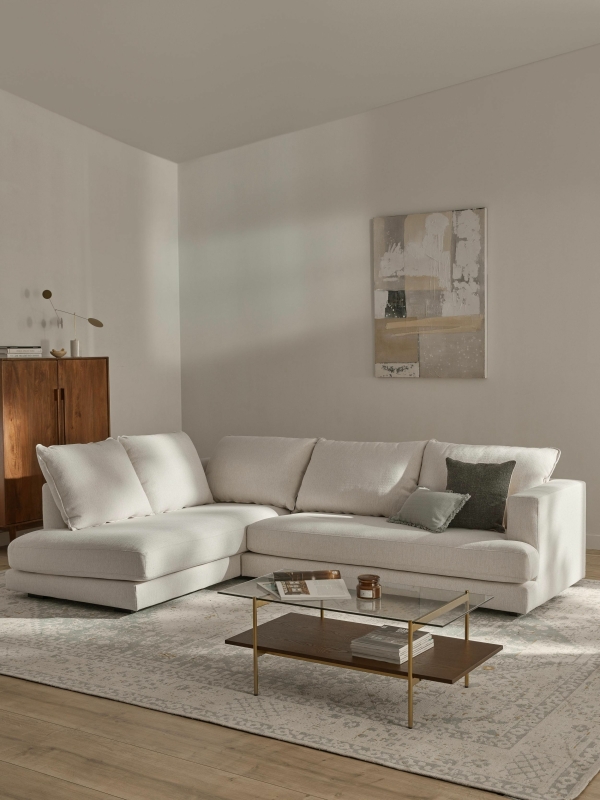 Beige hoekbank Tribecca van Westwing in ene moderne woonkamer met beige tinten