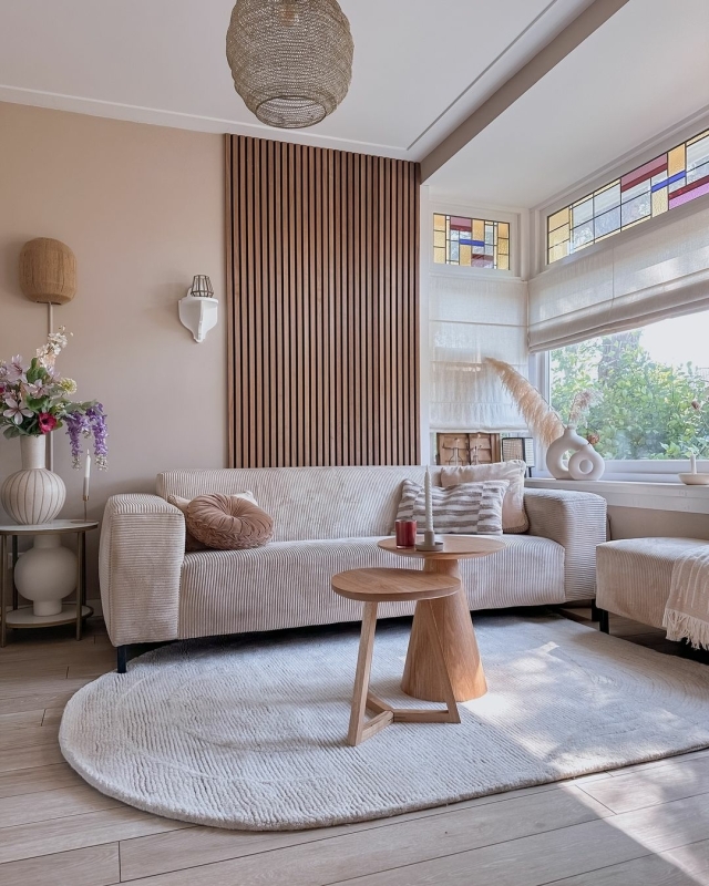 beige vloerkleed in een moderne woonkamer met beige bank