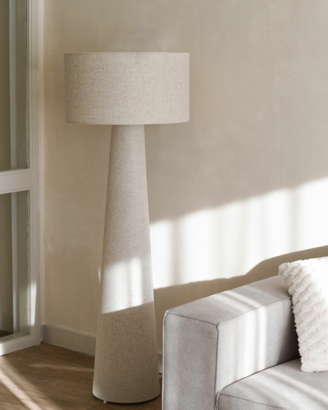 beige vloerlamp Pandia van Kwantum in een modern interieur