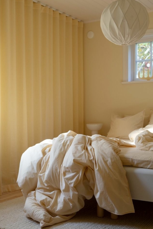 botergeel in een slaapkamer