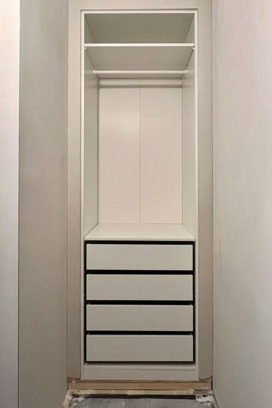 De ingebouwde IKEA Pax kast afwerking