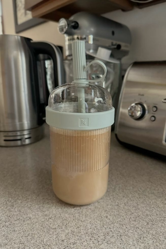 de Nespresso reisbeker in de kleur aquamarine