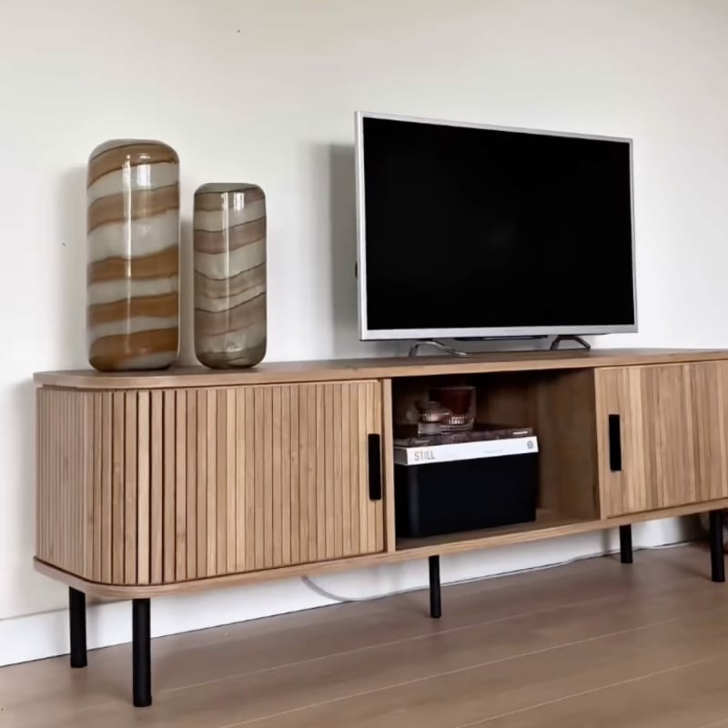 design tv-meubel van Action met houtlook en zwarte greepjes