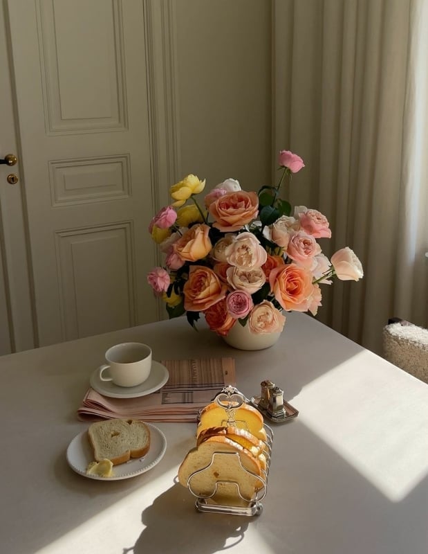 Detail van Matilda Djerf's Keuken met bos bloemen