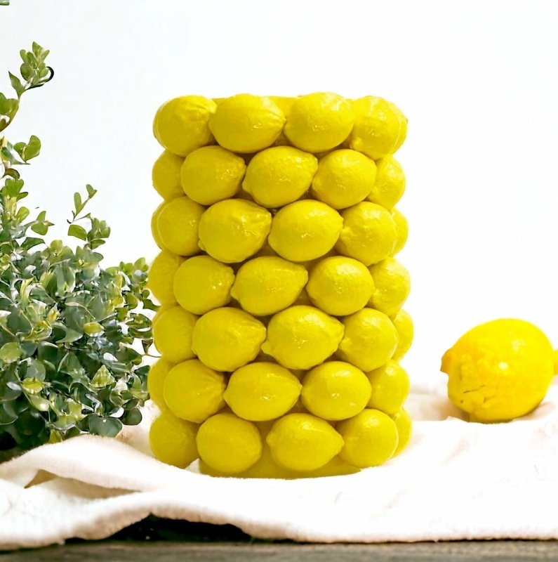 Een lookalike citroenvaas met keramieken gele citroenen aan de zijkanten