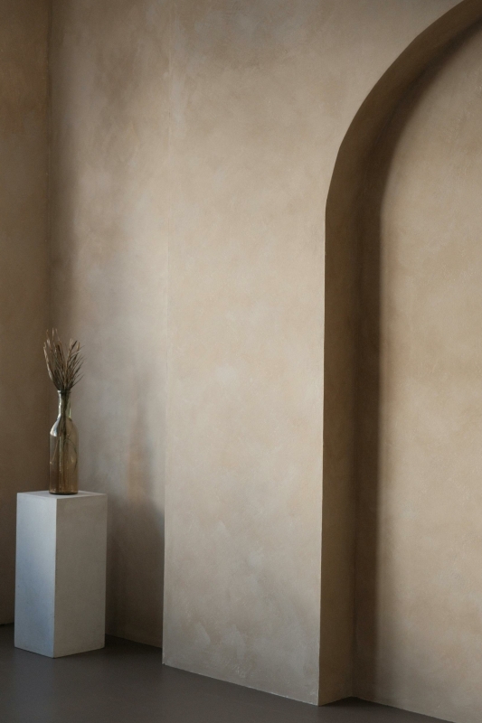 Een muur met beige limewash-effect door kalkverf