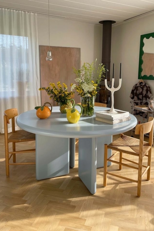 Een tafel van ontwerper Gustaf Westman
