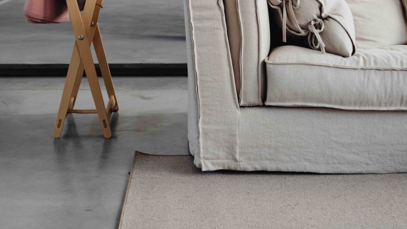 een vloerkleed met krullende randen ligt in een woonkamer