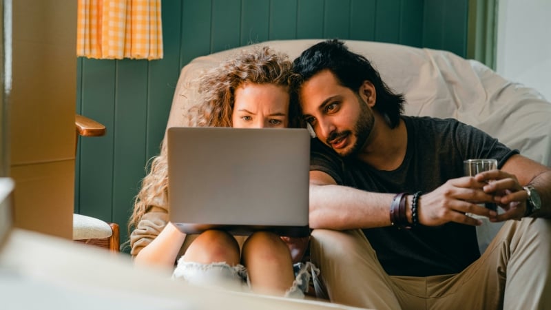 Twee personen gebruiken een laptop