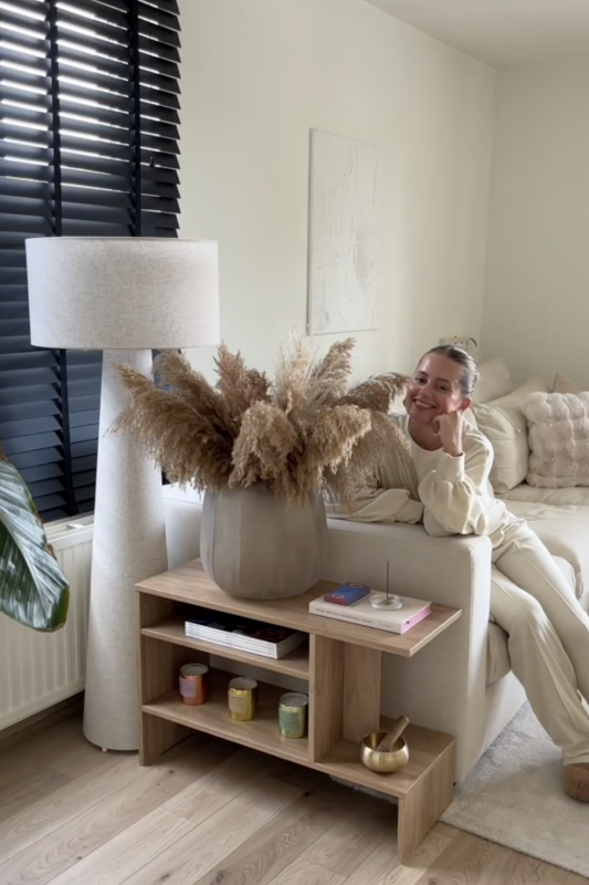 HOLMERUD bijzettafel gebruikt als sidetable naast een bank