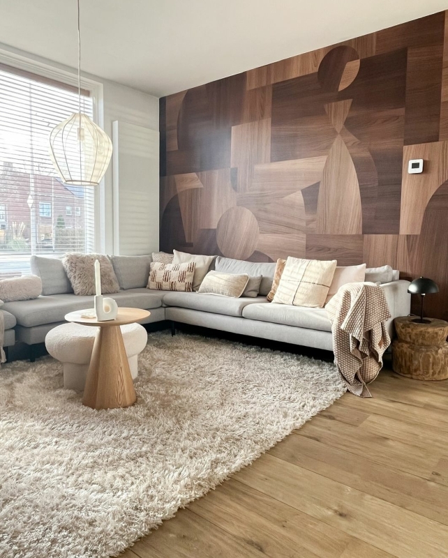 hoogpolig vloerkleed in een moderne woonkamer met grijze hoekbank