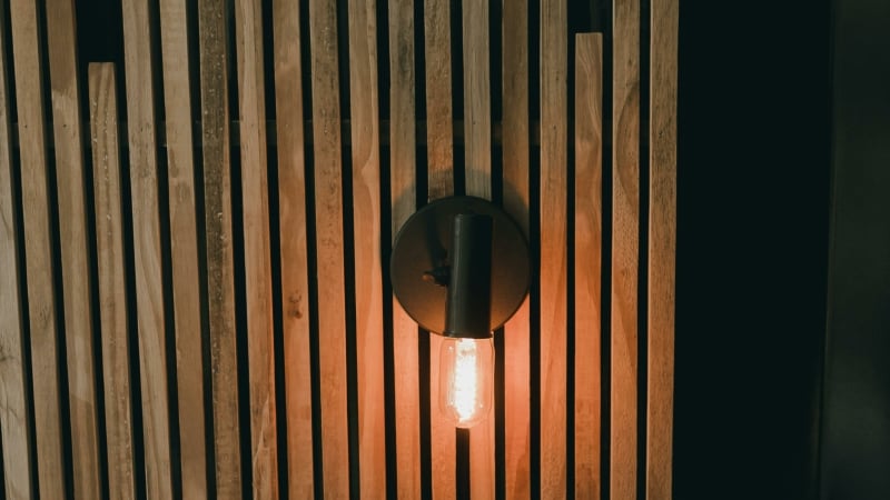 houten panelen in een slaapkamer als hoofdbord