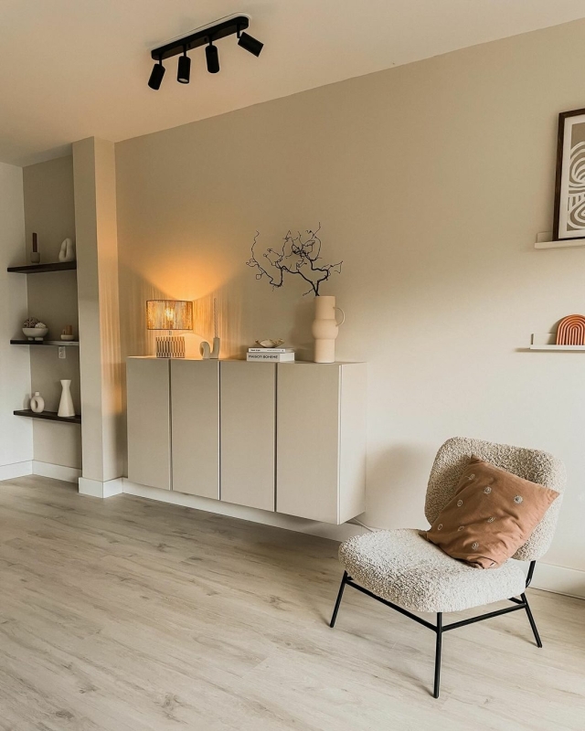 Ivar kast IKEA beige in een woonkamer