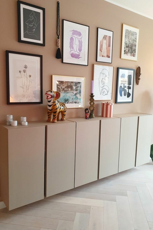 ivar kast van IKEA in een woonkamer met gallery wall