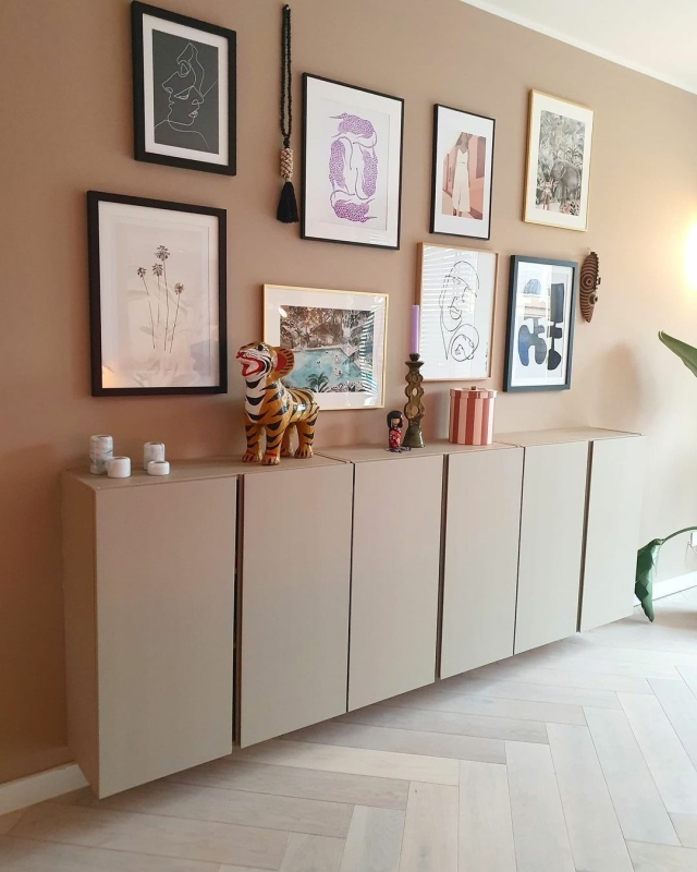 ivar kast van IKEA in een woonkamer met gallery wall