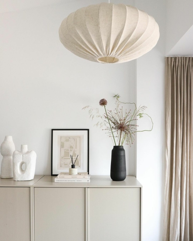 japandi hanglamp Anzi in een woonkamer met beige tinten