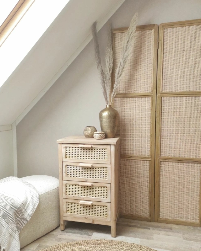 een witte kamer met een houten nachtkastje en zelfgemaakt kamerscherm