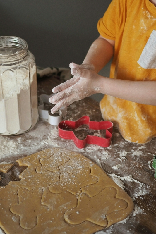 Kind bakt koekjes