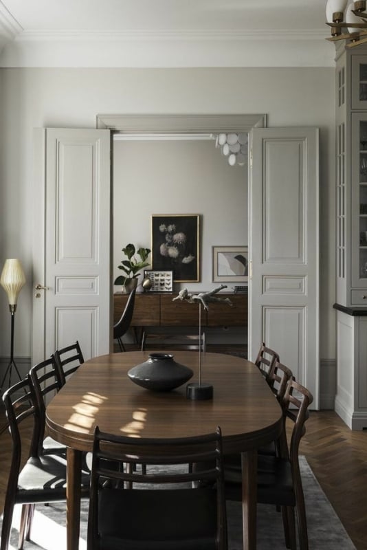 Klassiek interieur met donker hout, witte muren en sierlijsten