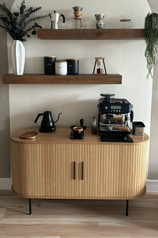 koffiehoekje op een kastje tegen een muur