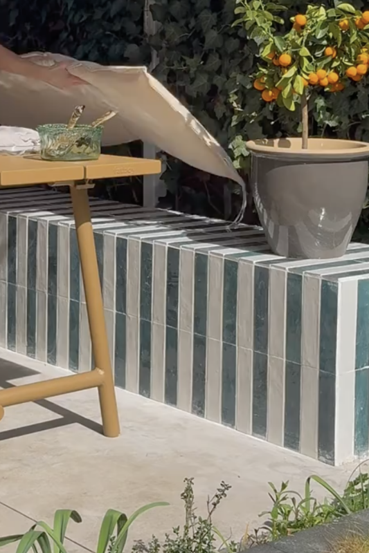 maak zelf een betegelde tuinbank met betonblokken