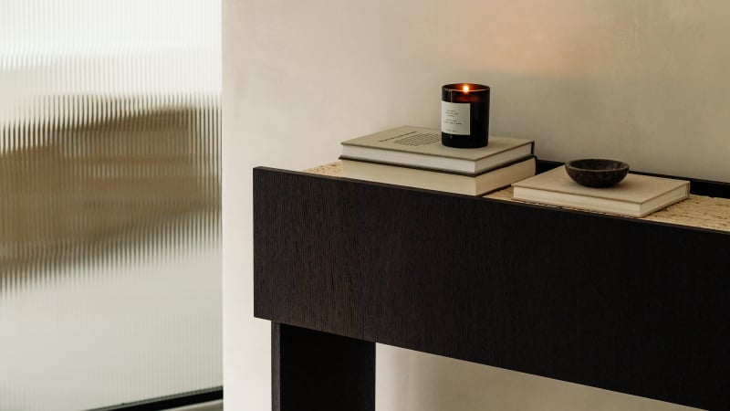 minimalistisch sidetable met koffietafelboeken