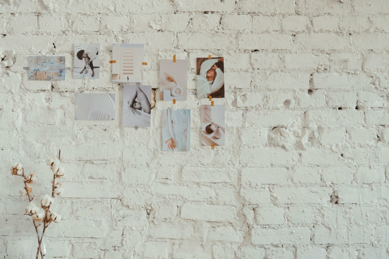 een witte muur met verschillende mood board afbeeldingen