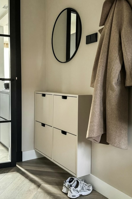 Smalle hal met schoenenkast van IKEA