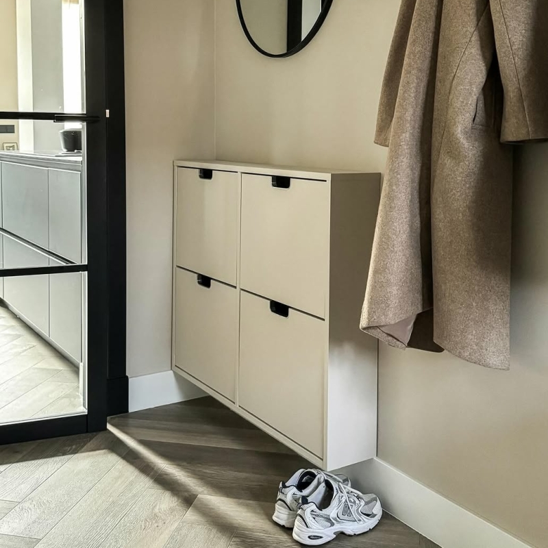Smalle hal met schoenenkast van IKEA
